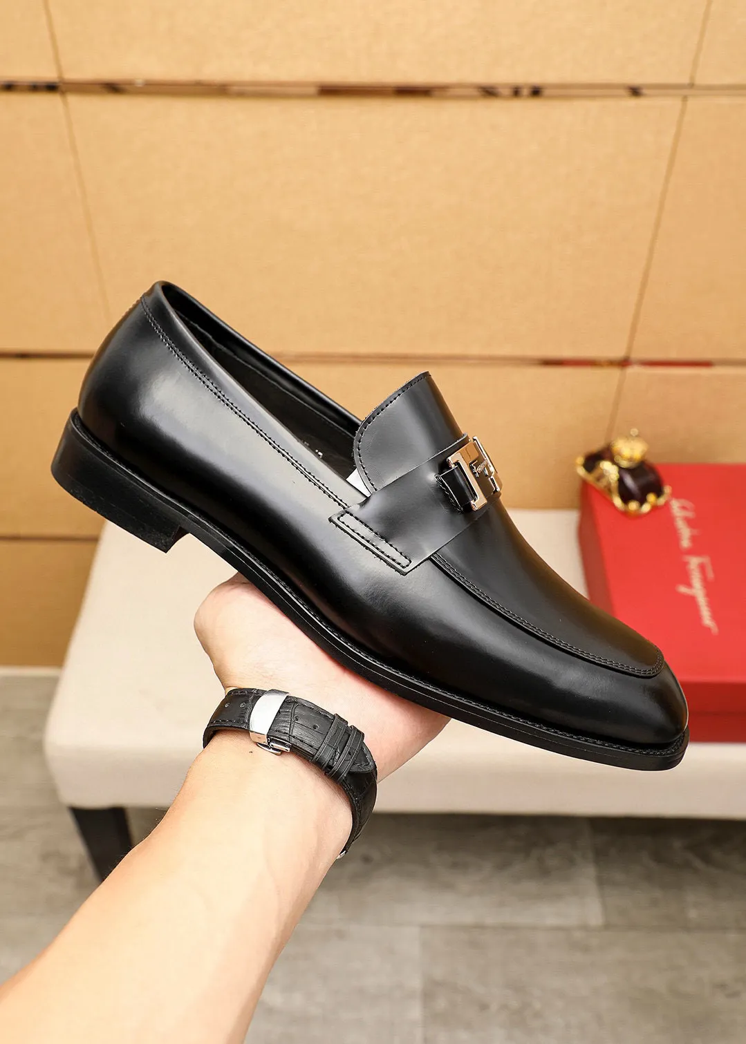 Men's shoes💰460💰 Product trademark: Ferragamo "Ferragamo" casual leather shoes Regular size: 38-44 (45🉑️customized) Product materials: Selected imported first-layer open-edge beaded cowhide leather upper + luxury hardware buckle, imported water-dyed cowhide leather lining. Strong three-dimensional visual effect, original outsole color: 1⃣️color optional